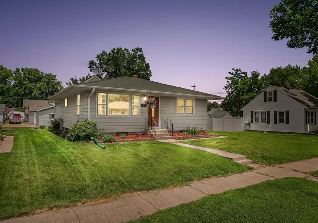 1st image of 512 S 1st St, La Crescent, MN 55947 | MLS# 7099982