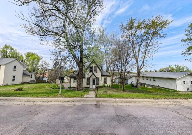 1st image of 320 N 3rd St, Le Sueur, MN 56058 | MLS# 7100085