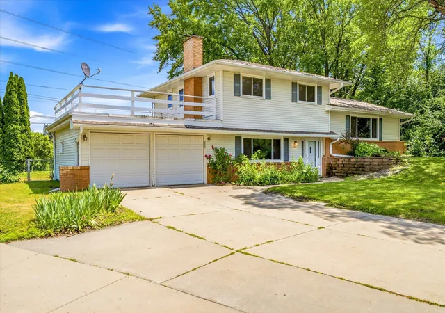 2nd image of 11111 Carver Ct, Burnsville, MN 55337 | MLS# 7100087