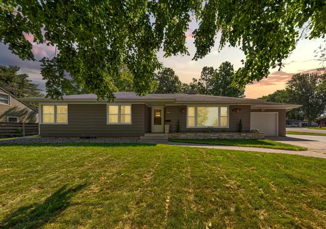 3rd image of 1071 Anderson Pl, Owatonna, MN 55060 | MLS# 7100300