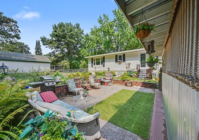 Photo 4 of Sale Pending at 2110 Stillwater St, Saint Paul, MN 55110 | MLS# 7100428 | Listing updated on 2026-10-18