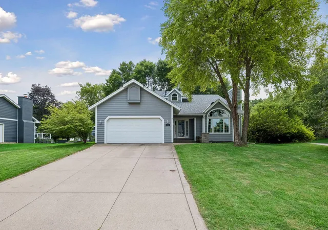 Homes for sale in Eden Prairie, MN | 17195 Daniel Ln, Eden Prairie, MN 55346 | MLS# 7100445