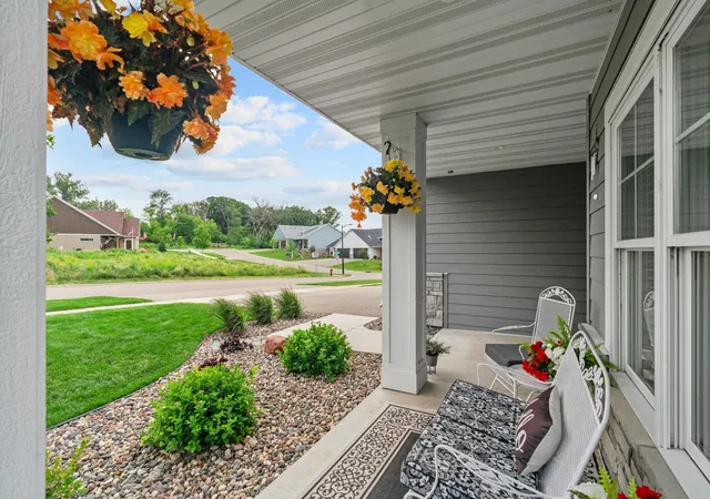 Photo 3 of Townhouse for sale at 27100 Petes Hl Trl, Elko New Market, MN 55020 | MLS# 7100739 | Listing updated on 2026-08-21