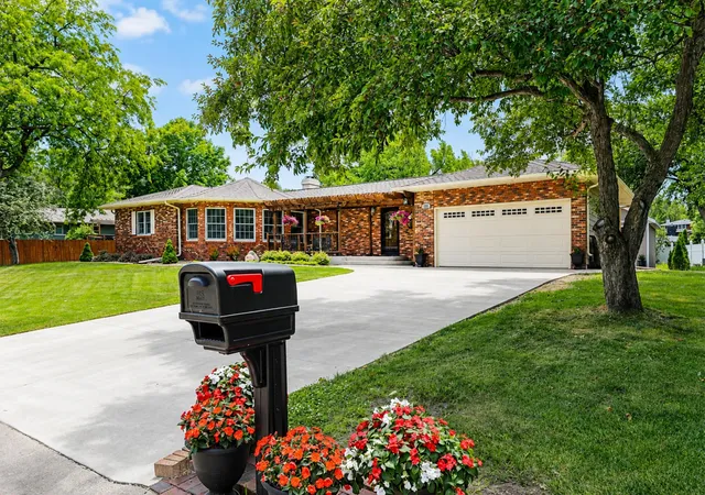 Homes for sale in Albert Lea, MN | 1005 W Richway Dr, Albert Lea, MN 56007 | MLS# 7100798