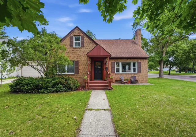 Homes for sale in Alexandria, MN | 1221 Douglas St, Alexandria, MN 56308 | MLS# 7100807