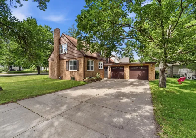 Homes for sale in Alexandria, MN | 1221 Douglas St, Alexandria, MN 56308 | MLS# 7100807