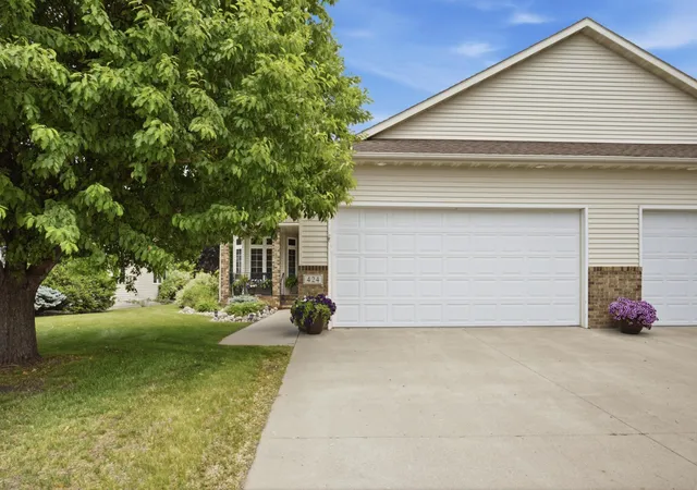 Photo 3 of Townhouse for sale at 424 44th Avenue S, Moorhead, MN 56560 | MLS# 7100820 | Listing updated on 2026-08-28