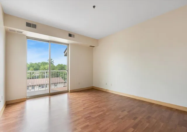 Listing Photo 4 - Condo for sale in building located at 2900 University Ave Se, Minneapolis, MN 55414 - Unit #503