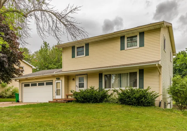 1st image of 1402 Southview Ln, Albert Lea, MN 56007 | MLS# 7100915