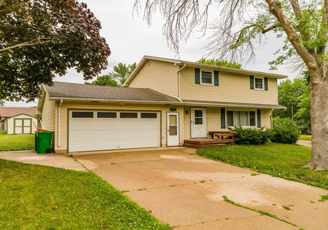 Photo 3 of Single family home for sale at 1402 Southview Ln, Albert Lea, MN 56007 | MLS# 7100915 | Listing updated on 2026-10-05