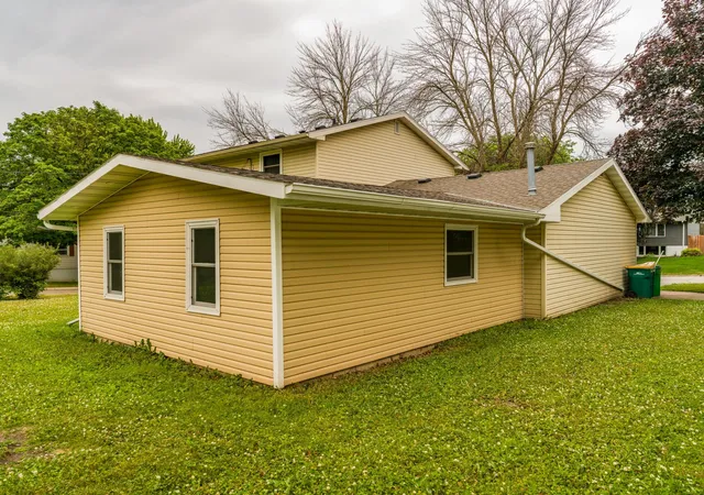 Photo 3 of Single family home for sale at 1402 Southview Ln, Albert Lea, MN 56007 | MLS# 7100915 | Listing updated on 2026-10-05