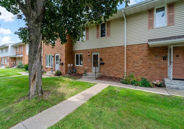 1st image of 2004 Arkwright St, Saint Paul, MN 55117 | MLS# 7100990