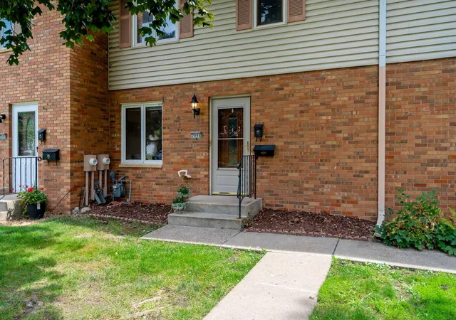 2nd image of 2004 Arkwright St, Saint Paul, MN 55117 | MLS# 7100990