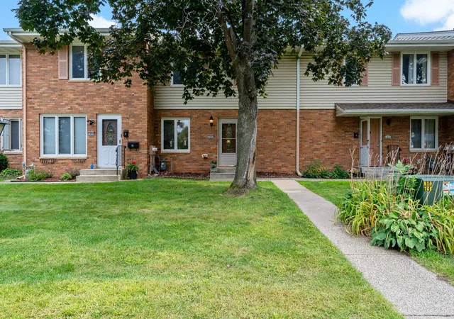 Photo 3 of Sale Pending at 2004 Arkwright St, Saint Paul, MN 55117 | MLS# 7100990 | Listing updated on 2026-09-04
