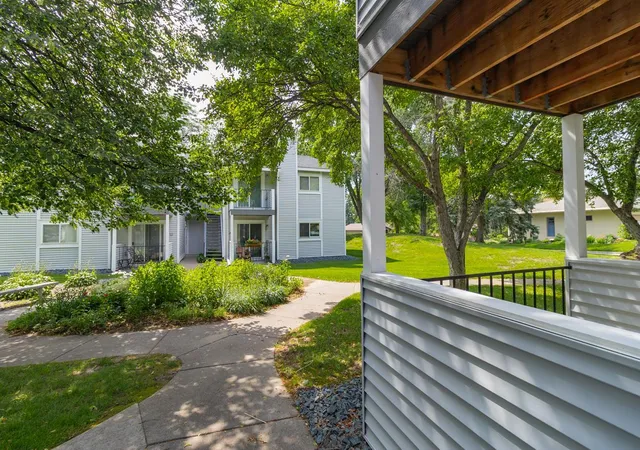 3rd image of 1740 Pleasant St #B, Lauderdale, MN 55113 | MLS# 7101175