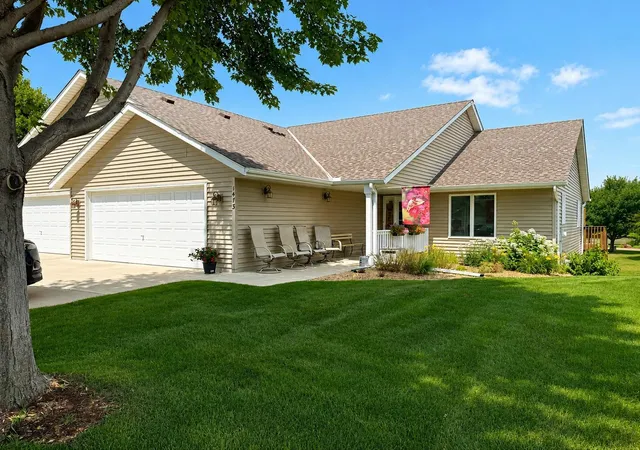 Photo 3 of Sale Pending at 1473 General Sieben Dr, Hastings, MN 55033 | MLS# 7101279 | Listing updated on 2026-08-20