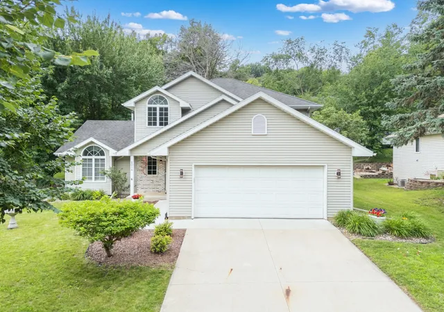 Homes for sale in Rochester, MN | 2014 Fox Valley Dr Sw, Rochester, MN 55902 | MLS# 7101374