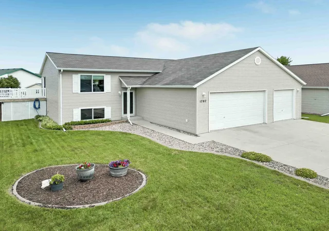 Homes for sale in West Fargo, ND | 1707 Huntington Dr, West Fargo, ND 58078 | MLS# 7101401