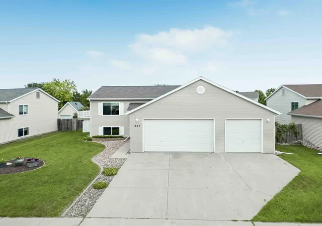 Homes for sale in West Fargo, ND | 1707 Huntington Dr, West Fargo, ND 58078 | MLS# 7101401