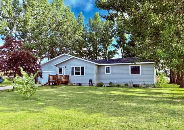 Photo 2 of Single family home for sale at 305 Lincoln Ct Sw, Warroad, MN 56763 | MLS# 7101411 | Listing updated on 2026-09-01