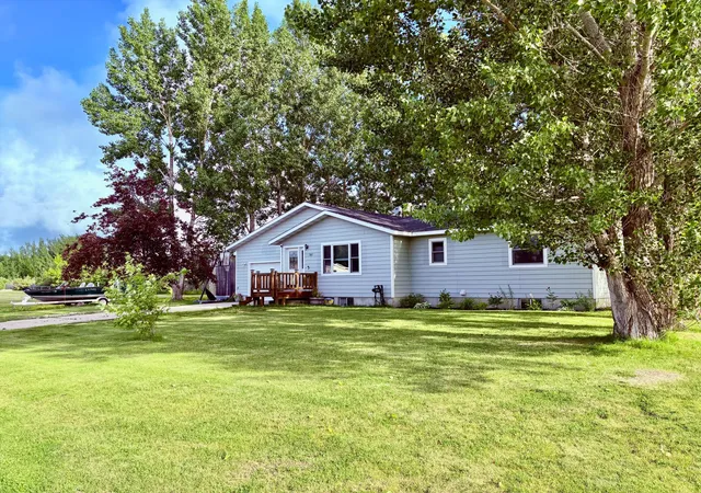 Photo 3 of Single family home for sale at 305 Lincoln Ct Sw, Warroad, MN 56763 | MLS# 7101411 | Listing updated on 2026-09-01