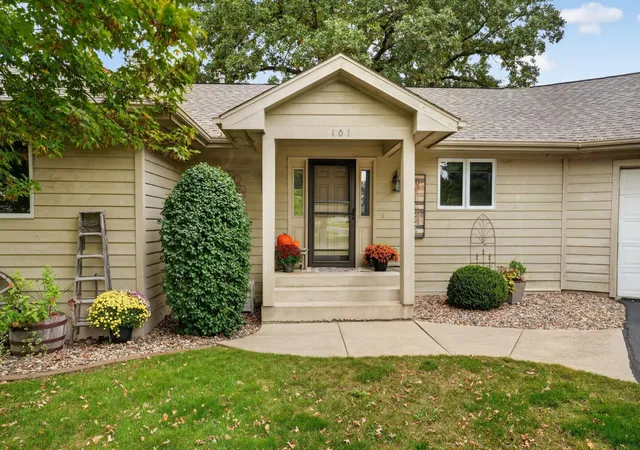 Photo 2 of Single family home for sale at 101 Anglewood Dr, Kenyon, MN 55946 | MLS# 7101418 | Listing updated on 2026-10-06