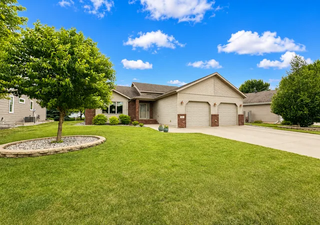 Photo 1 of Single family home for sale at 607 13th Avenue N, Moorhead, MN 56560 | MLS# 7101583 | Listing updated on 2026-10-06