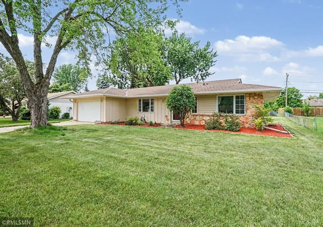 Homes for sale in Apple Valley, MN | 981 Oriole Dr, Apple Valley, MN 55124 | MLS# 7101709