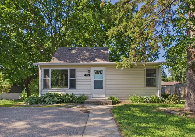 1st image of 224 W 78th St, Chanhassen, MN 55317 | MLS# 7101738