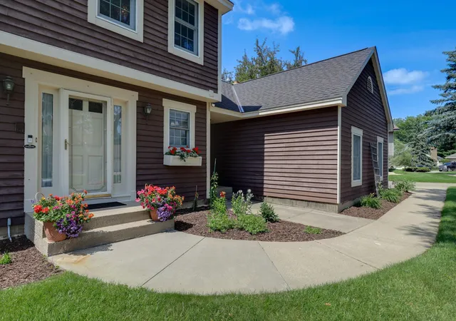 Homes for sale in Maplewood, MN | 455 High Point Curv S, Maplewood, MN 55119 | MLS# 7101785