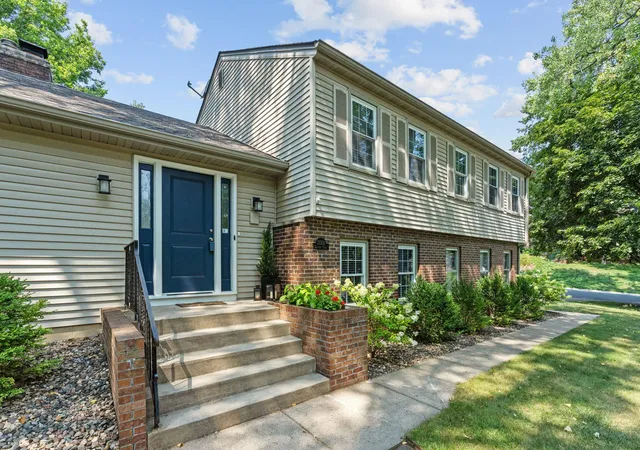 2nd image of 13500 Clinton Pl, Burnsville, MN 55337 | MLS# 7101796