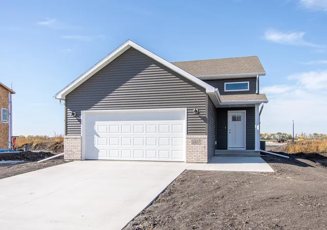Photo 3 of Single family home for sale at 6807 Belding Dr S, Fargo, ND 58104 | MLS# 7102001 | Listing updated on 2026-10-16