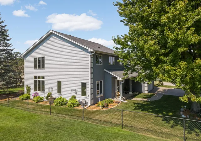 Photo 4 of Single family home for sale at 527 Hackmore Dr, Saint Paul, MN 55123 | MLS# 7102126 | Listing updated on 2026-10-15
