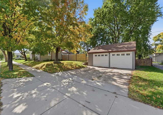 Photo 2 of Single family home for sale at 901 31st Avenue N, Saint Cloud, MN 56303 | MLS# 7102446 | Listing updated on 2026-10-19