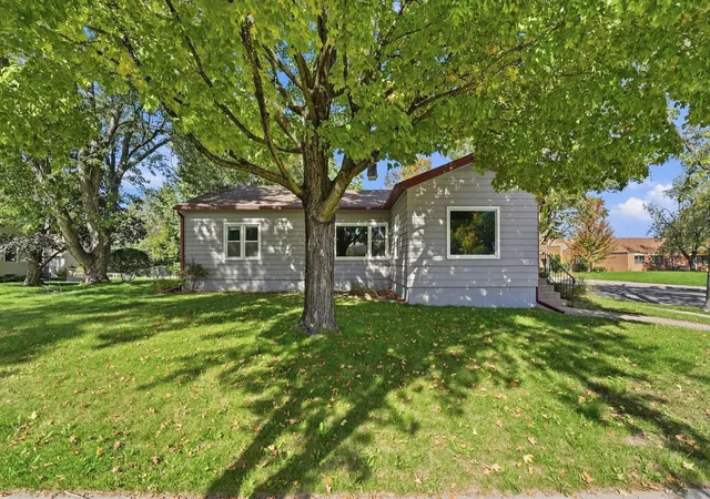 Photo 3 of Single family home for sale at 901 31st Avenue N, Saint Cloud, MN 56303 | MLS# 7102446 | Listing updated on 2026-10-08