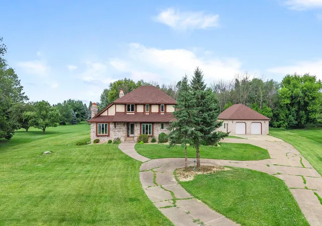 2nd image of 6 Lacosta Dr, Saint Paul, MN 55110 | MLS# 7102475