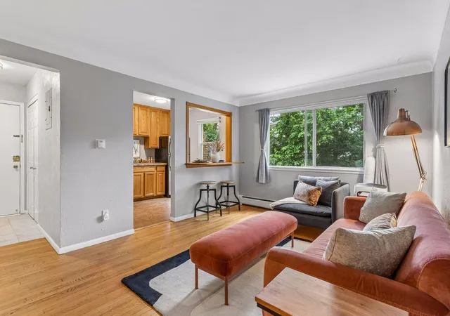 3rd image of 656 Ashland Ave, St. Paul, MN 55104