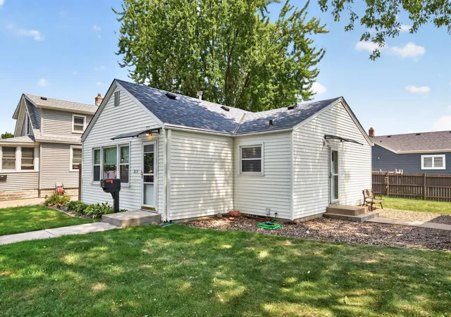2nd image of 213 14th Ave S, South Saint Paul, MN 55075 | MLS# 7102660