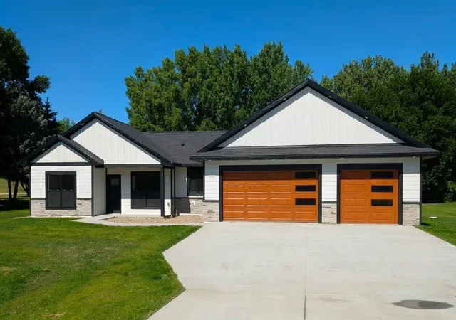 Photo 2 of Single family home for sale at 113 Par View Ests, Montevideo, MN 56265 | MLS# 7102757 | Listing updated on 2026-09-12