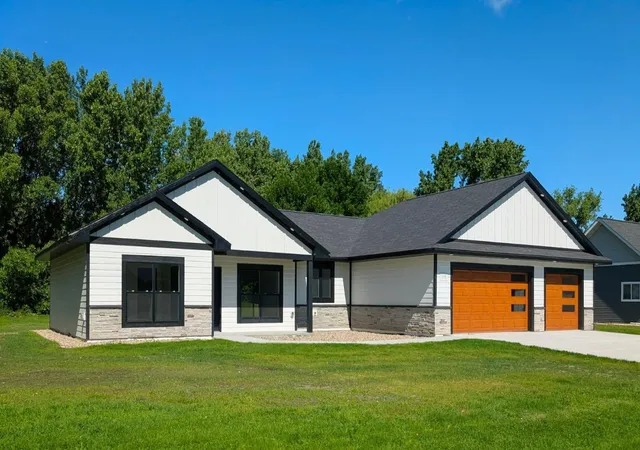 Photo 3 of Single family home for sale at 113 Par View Ests, Montevideo, MN 56265 | MLS# 7102757 | Listing updated on 2026-09-12