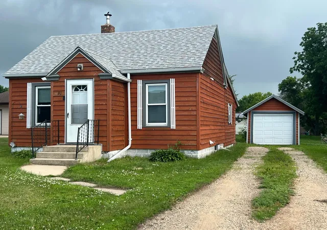 Homes for sale in Windom, MN | 91 6th St, Windom, MN 56101 | MLS# 7102764