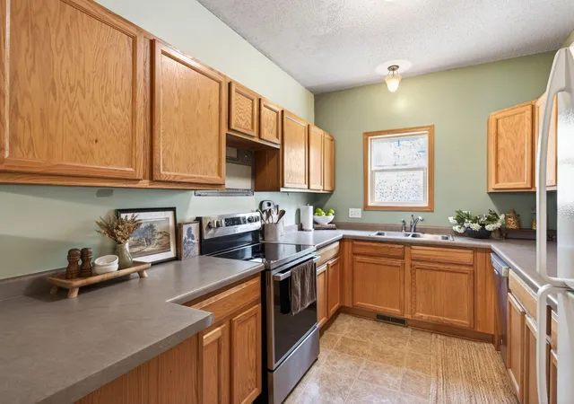 Photo 4 of Single family home for sale at 1451 Magnolia Ave E, Saint Paul, MN 55106 | MLS# 7102769 | Listing updated on 2026-10-05