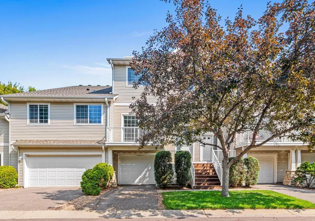 Photo 3 of Single family home for sale at 652 Willoughby Way W, Hopkins, MN 55305 | MLS# 7102798 | Listing updated on 2026-10-06