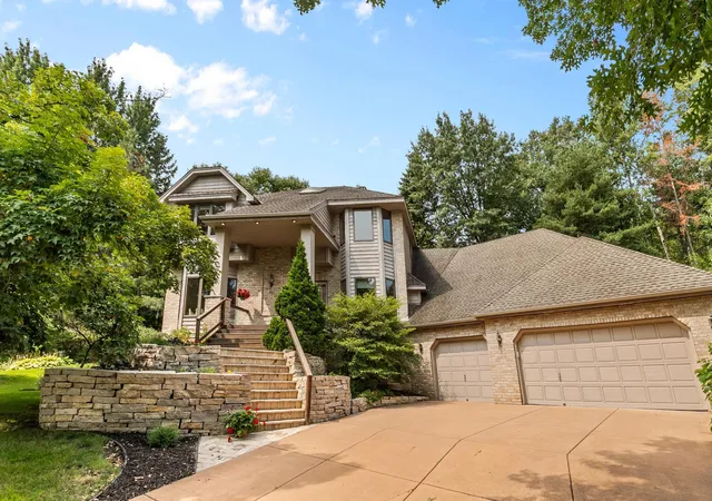 2nd image of 655 Evergreen Cir, Saint Paul, MN 55126 | MLS# 7102812