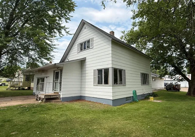 Photo 3 of Single family home for sale at 410 W 2nd Avenue, Keewatin, MN 55753 | MLS# 7102881 | Listing updated on 2026-10-05