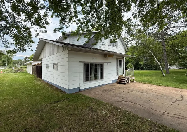 Photo 4 of Single family home for sale at 410 W 2nd Avenue, Keewatin, MN 55753 | MLS# 7102881 | Listing updated on 2026-10-05