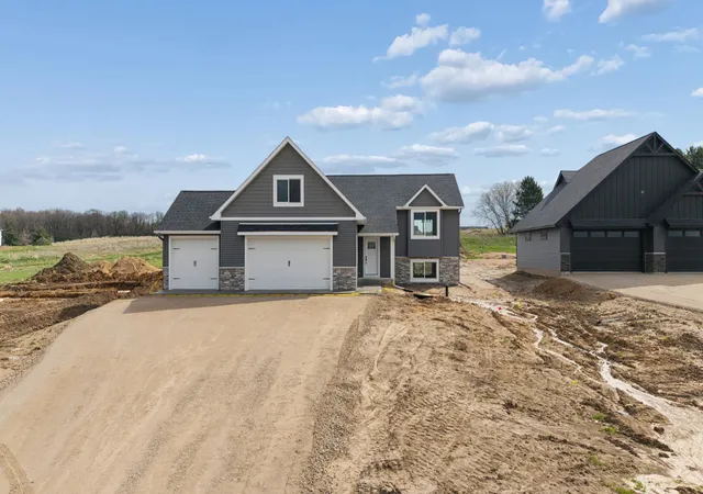 Homes for sale in Roberts, WI | 222 Eagle Ridge Dr, Roberts, WI 54023 | MLS# 7103048