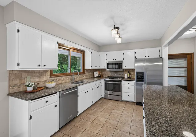 4th image of 13769 Fairlawn Ave, Saint Paul, MN 55124 | MLS# 7103067