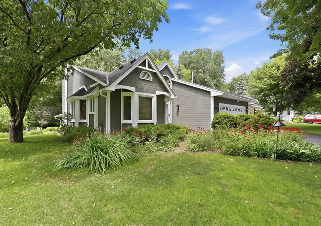 Homes for sale in Vadnais Heights, MN | 4067 Stockdale Dr, Vadnais Heights, MN 55127 | MLS# 7103146