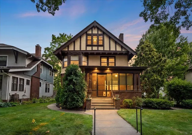 1st image of 887 Ashland Ave, Saint Paul, MN 55104 | MLS# 7103370